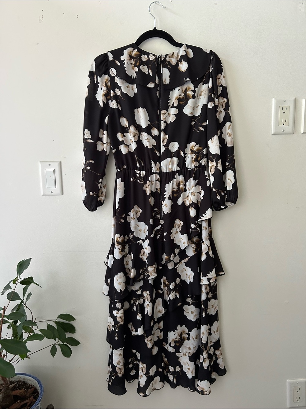 Alice + Olivia Kye Ruffle Floral Print Crepe Midi Dress - Picture 11 of 14